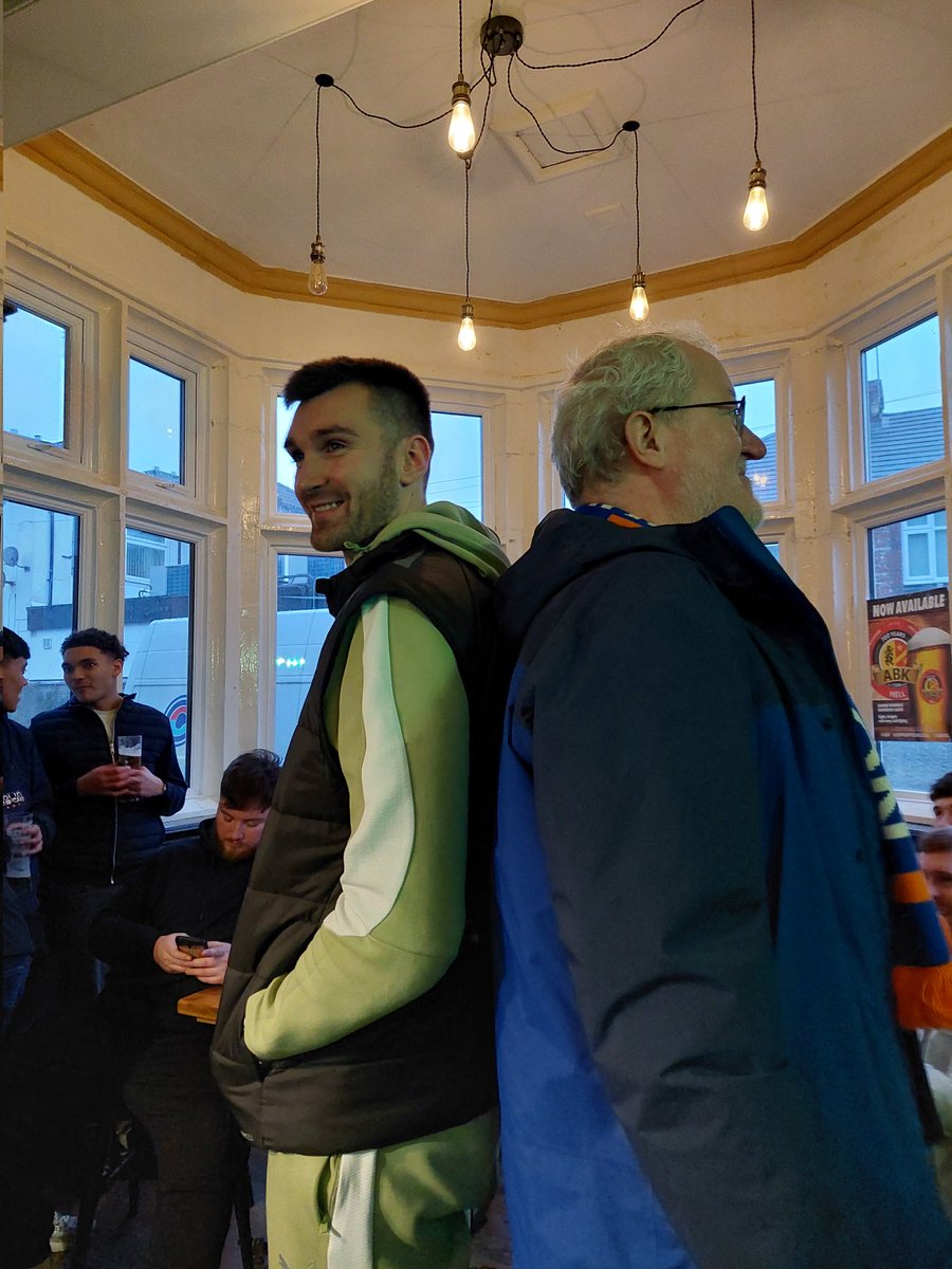 arlenefinnigan's tweet photo. Can confirm that Mat Hudson is 6ft5 #oafc https://t.co/dzNdZRPNcN