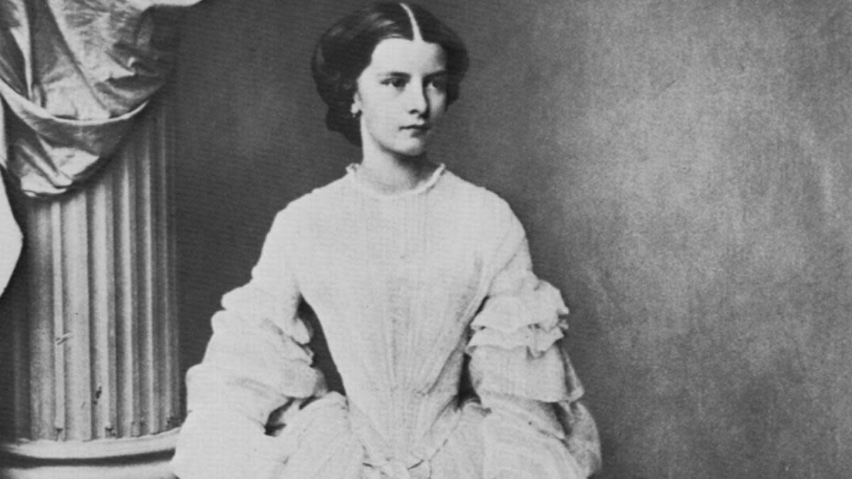 fasc1nate's tweet photo. The Strange, Tragic Life Of Empress Elisabeth Of Austria https://t.co/wmg8QxRxeA https://t.co/YXjmYny51F