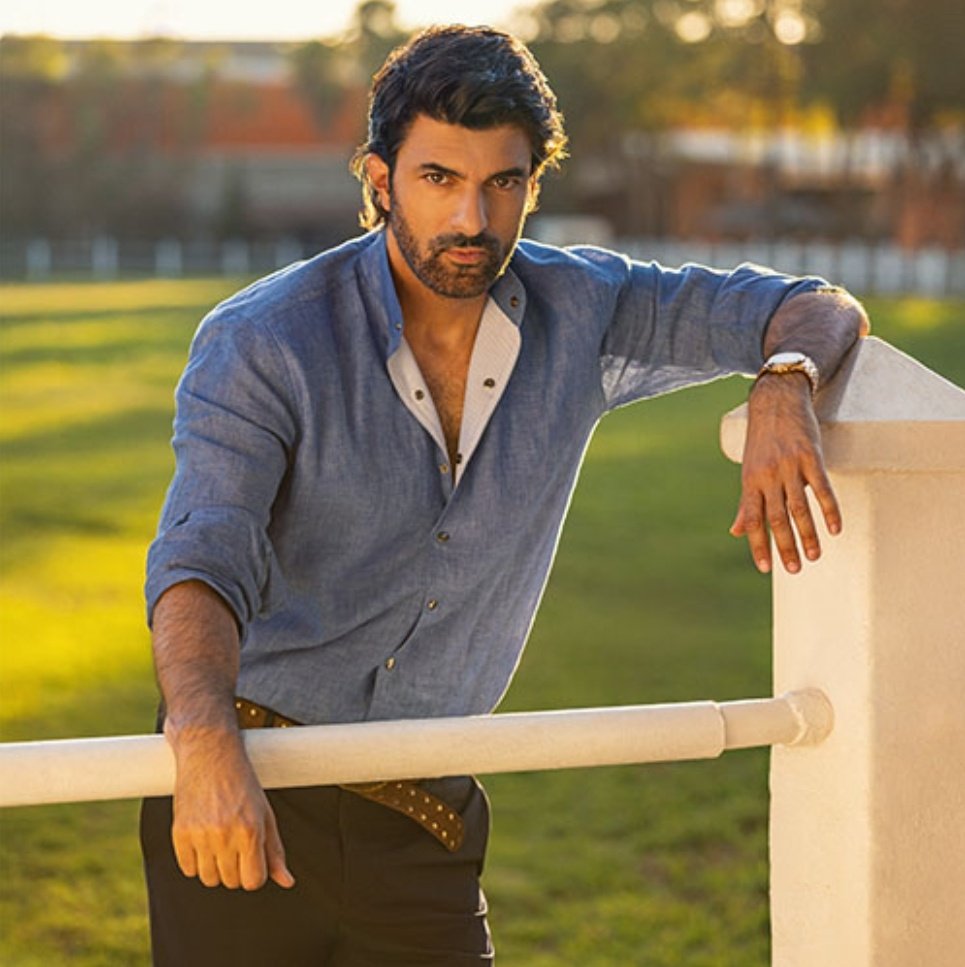 2000'li yılların Yıldızı Parlayan Erkek Oyuncusu Engin Akyürek'ti. Kendisini ilk olarak Türkiye'nin Yıldızları programıyla tanıdık. Daha sonra kariyerini hızla geliştirdi. Bakınız;
*Yabancı Damat
*Fatmagül'ün Suçu Ne?
*Kara Para Aşk
*Sefirin Kızı
*Adım Farah ve birçoğu 😎🙏