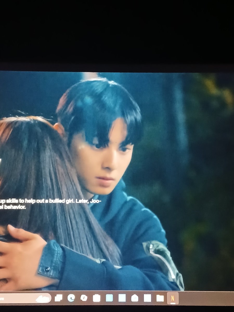 Bir insan tüm diziyi nasıl aynı mimik ve oyunculukla sürdürür abi bu abi de yüzü yüzünden oyuncu olanlardan