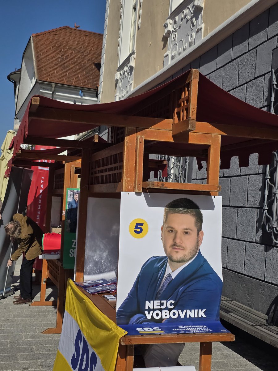 Vlasta50105927's tweet photo. 🤔 Lep pozdrav iz Radovljice s kandidatom @NejcVobovnik na listi @strankaSDS ✌️✌️ 2️⃣2️⃣.3️⃣. obkrožite 5️⃣. 💙💛  gremo na zmago za 🇸🇮 ‼️ 3️⃣5️⃣🇸🇮♥️ https://t.co/NXDqQGJ19t