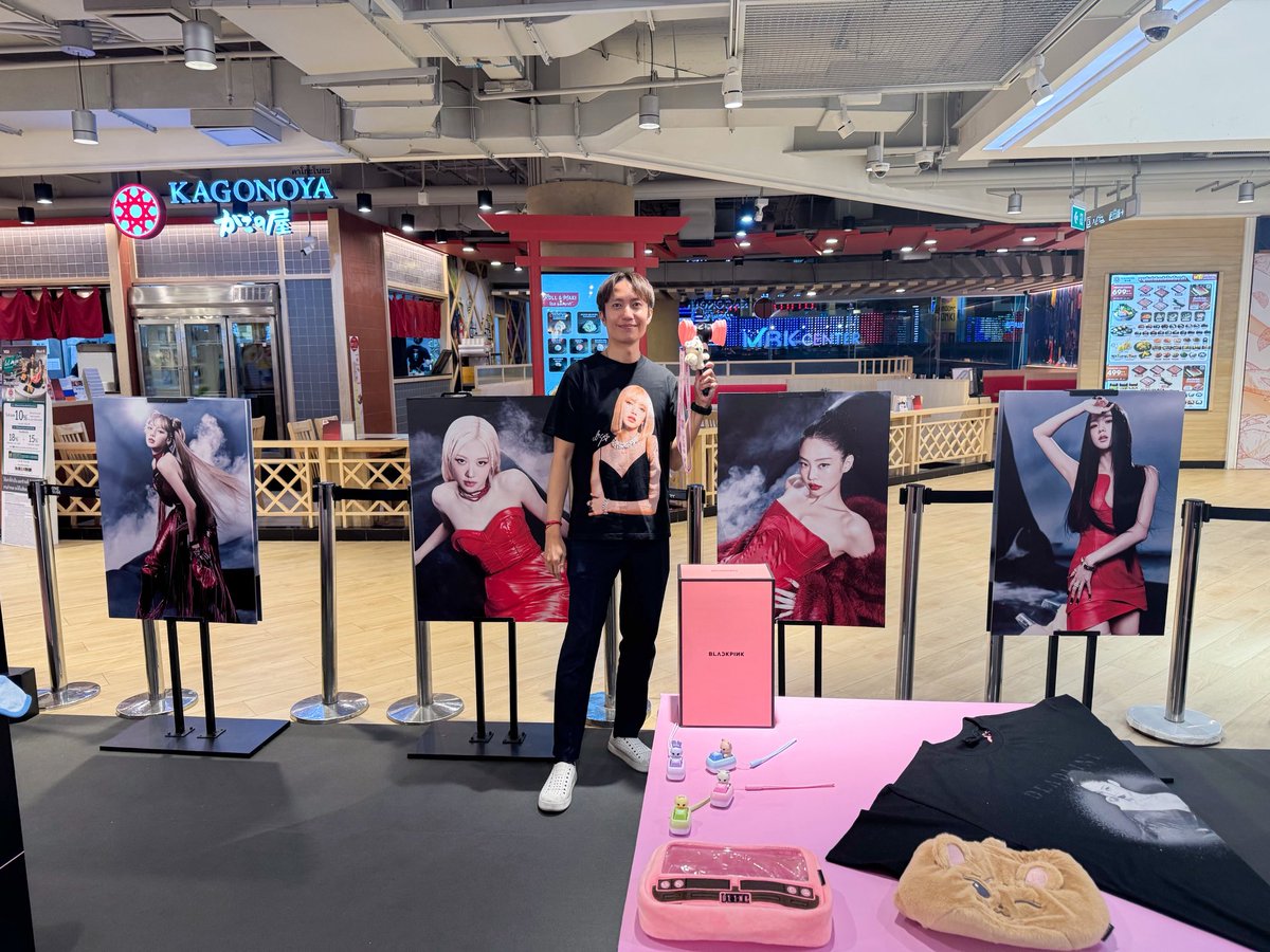 KEN44821510's tweet photo. มาแล้วมาอีก 🤣⭐️🖤🩷 BLACKPINK POP-UP Siam Discount
#BLACKPINK #LISA
#POPallthat https://t.co/OHrqktB0rB