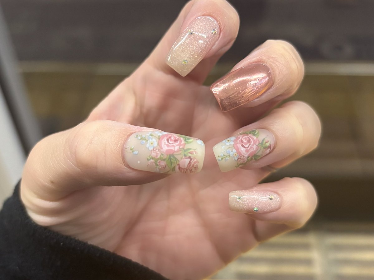 MarieYanamoto's tweet photo. 3種の質感💐春💐ネイル
今日はネイルだけでなく、急に思い立って（25年ぶりに）ピアスも開けてきた❤️‍🔥 https://t.co/Uw6rn1luSA