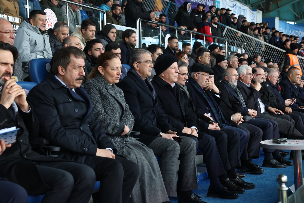AK Parti Genel Başkan Vekilimiz Sn. Mustafa Elitaş Bey ile birlikte, şehrimizin gururu Erzurumspor’umuzun Manisaspor karşısında oynadığı karşılaşmayı tribünden takip ettik.

Mavi-beyaz sevdamız Erzurumspor’umuzun sahada ortaya koyduğu azim, mücadele ve takım ruhu bizlere büyük