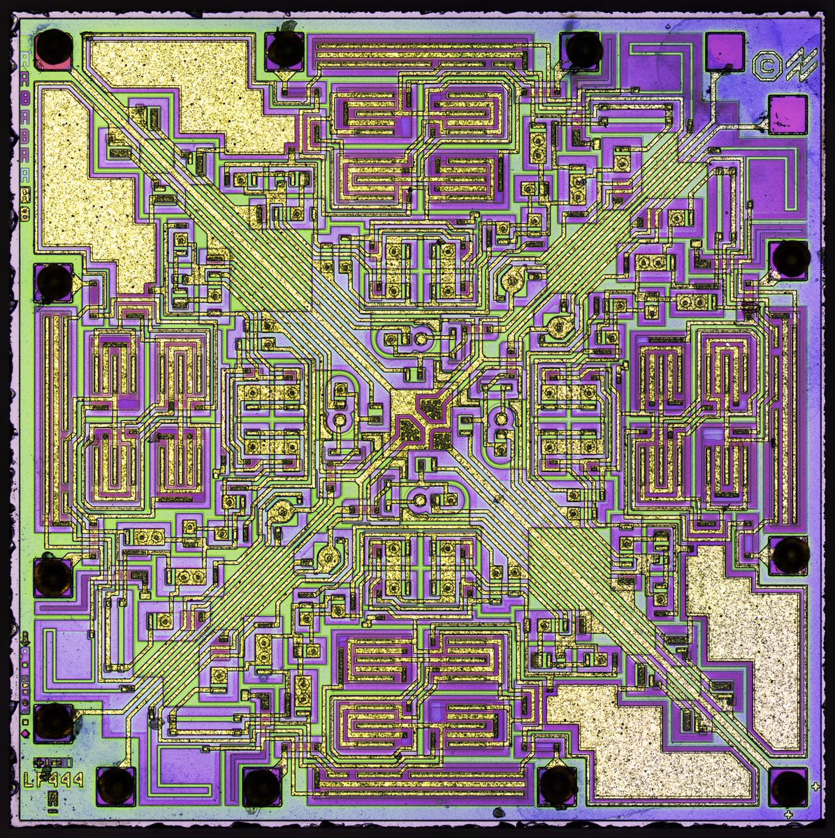 Die shot de un chip amplificador de señal cuádruple National LF444 de  3x4mm2. Que lástima ser ingeniero y que nadie pueda contemplar tu obra si no es sacando el chip con ácidos corrosivos y fotografiándolo al microscopio.