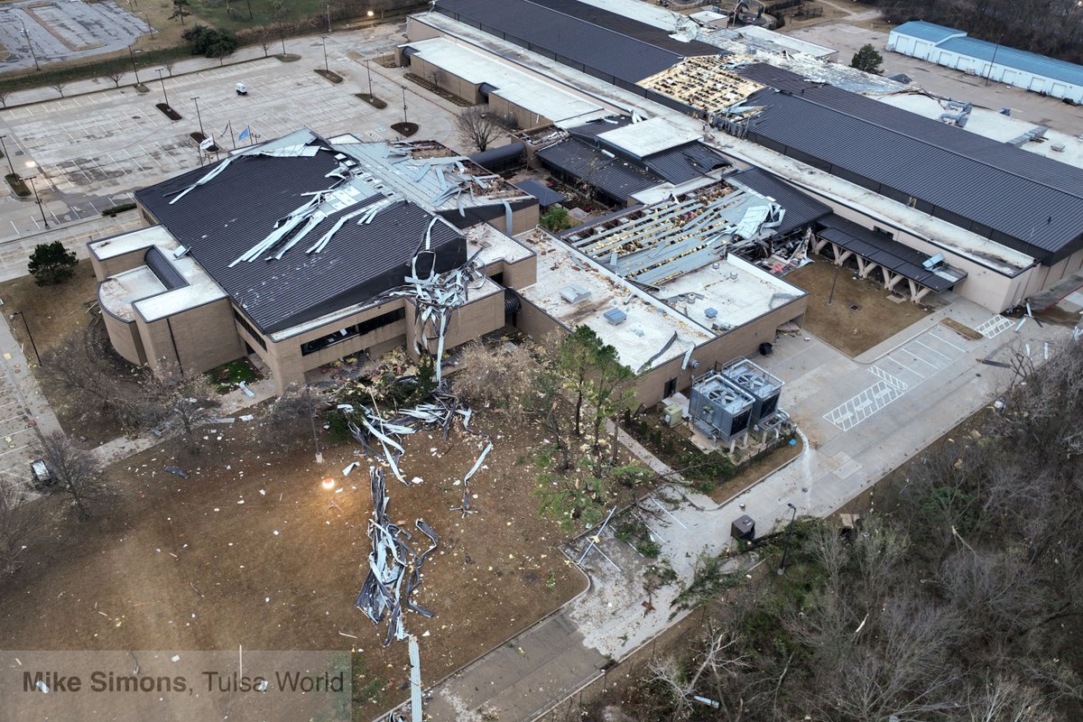 mikesimonsphoto's tweet image. The Tulsa Tech Peoria Campus took significant damage from Friday night's storms. #okwx #tulsa tulsaworld.com/news/local/wea…