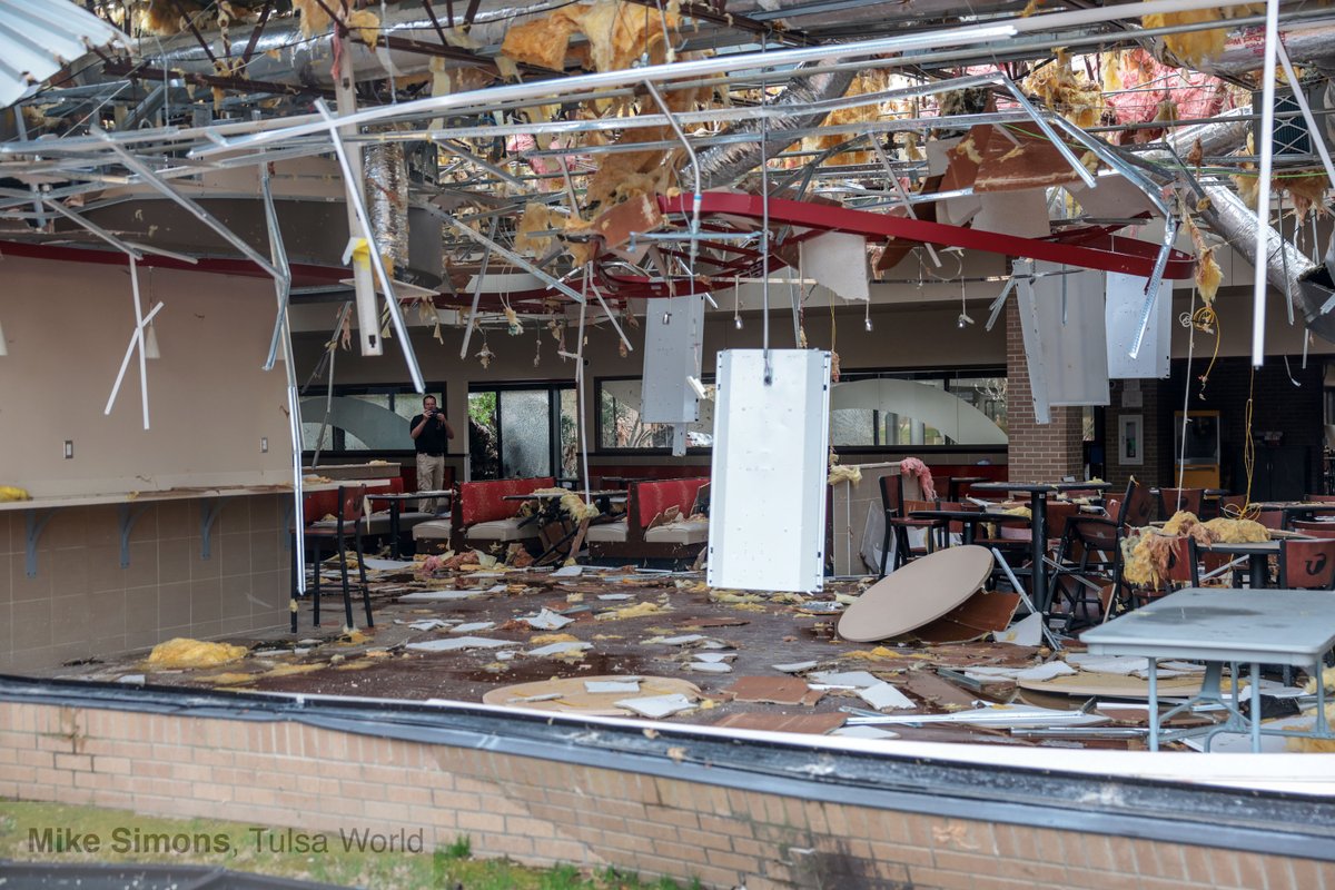 mikesimonsphoto's tweet image. The Tulsa Tech Peoria Campus took significant damage from Friday night's storms. #okwx #tulsa tulsaworld.com/news/local/wea…