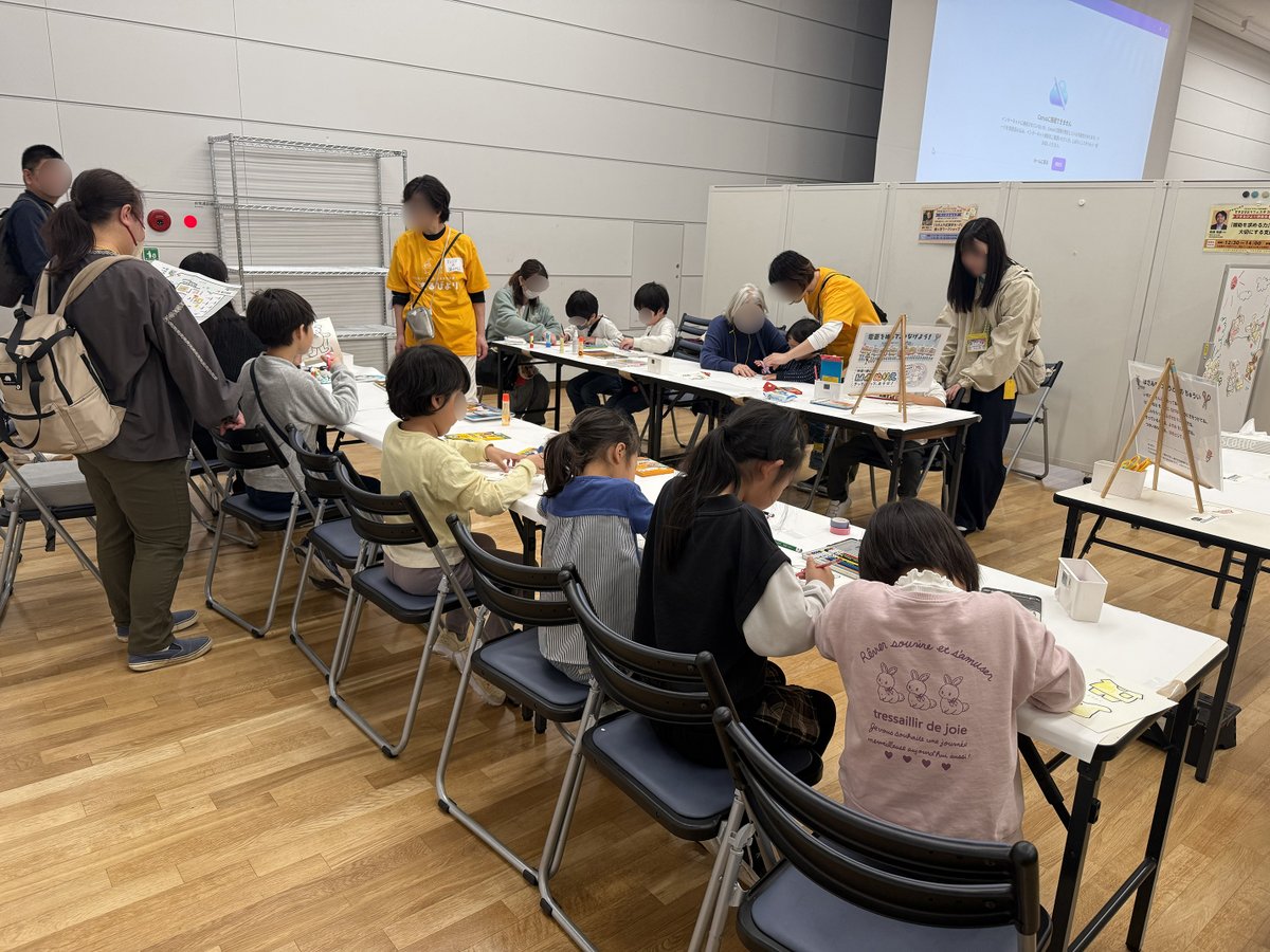 yumifuse's tweet photo. 先週の3月1日（日）できるびよりさん主催の『できるびよりフェスタ2026』にて、ふせは「凹凸ぬりえ　きって、はって、あそぼ！」のワークショップを担当。
たくさんのちびっ子＆保護者の方に、参加していただきました^^！ありがとうございました！
午後から大盛況💓たくさんのスタッフの方々に感謝✨ https://t.co/fnaLbyjBHz