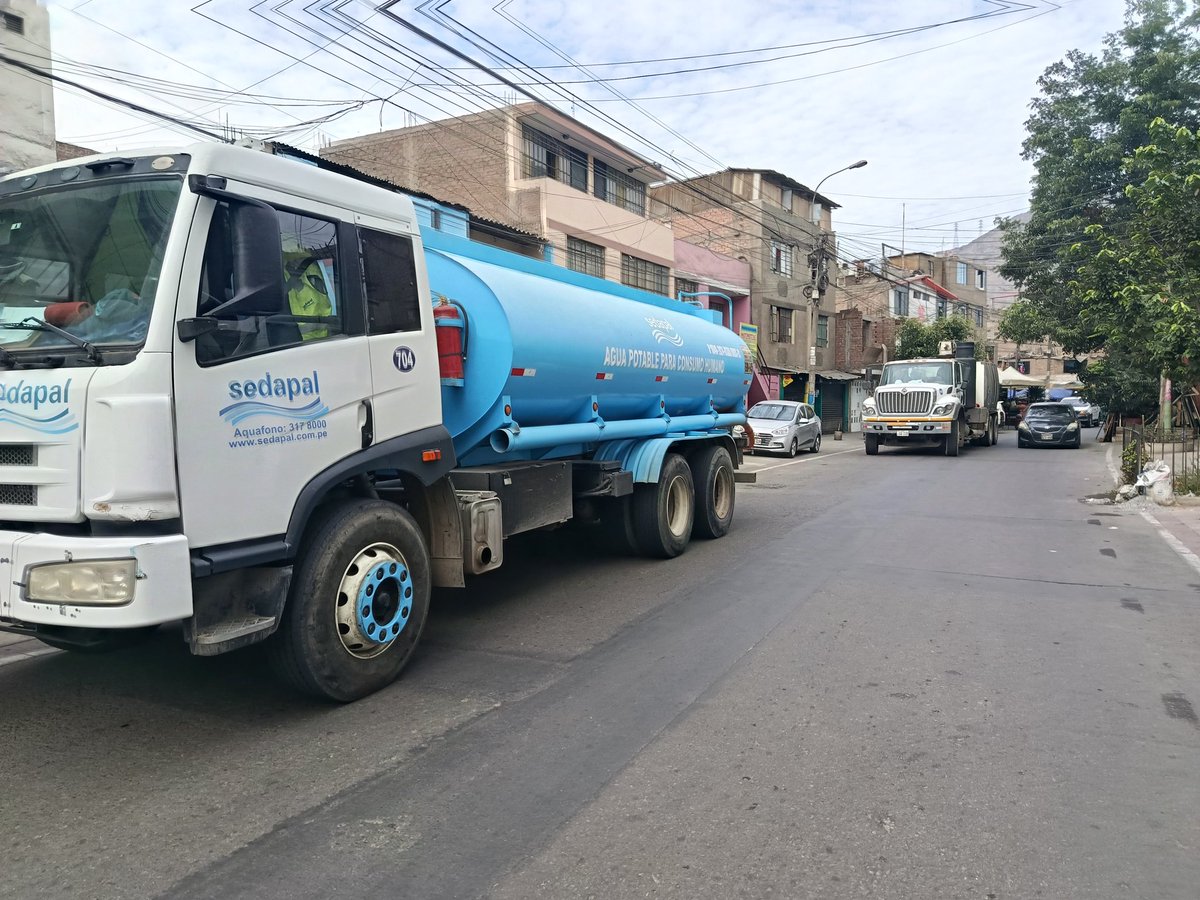 sava_dasm's tweet image. @SedapalOficial #sedapal como es posible que sus unidades 8:50am ocupen las vías públicas para que vayan a tomar su desayuno sus colaboradores...