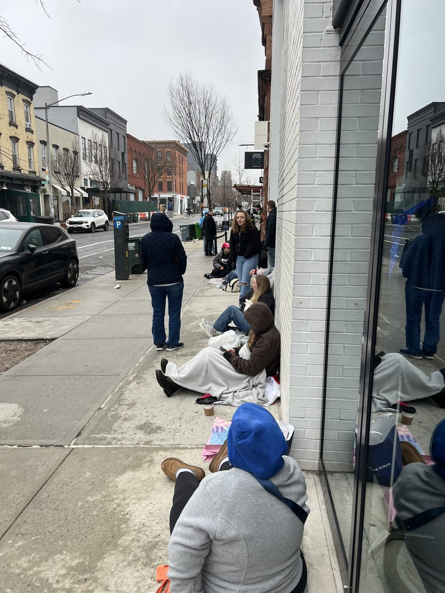 loveactularry's tweet photo. In the Amex line for KATTDO pop up in Brooklyn 🤩 https://t.co/Z0BpVH1jaw
