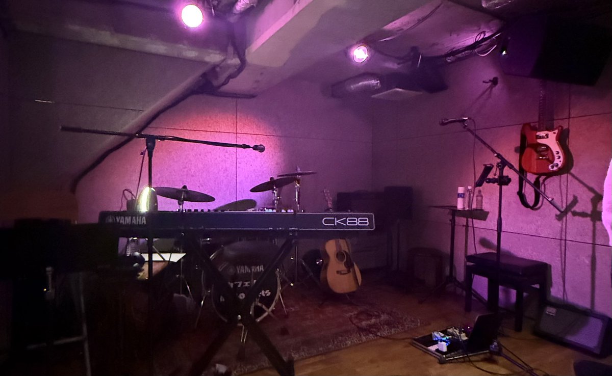 K.K. ツキイチ 2026 Mar.

弾き語りは手拍子も一体になって曲が作り上がっていく感じがいい！
弾き語りSupermanも新鮮だったし、Hapirioも初めて聴けて嬉しかった！
MCで「学びのある曲やります」からの「モンキーピーポー」仕切り直しはめっちゃ笑った笑
3/22の「Ding！」も楽しみ！
#kudokimu