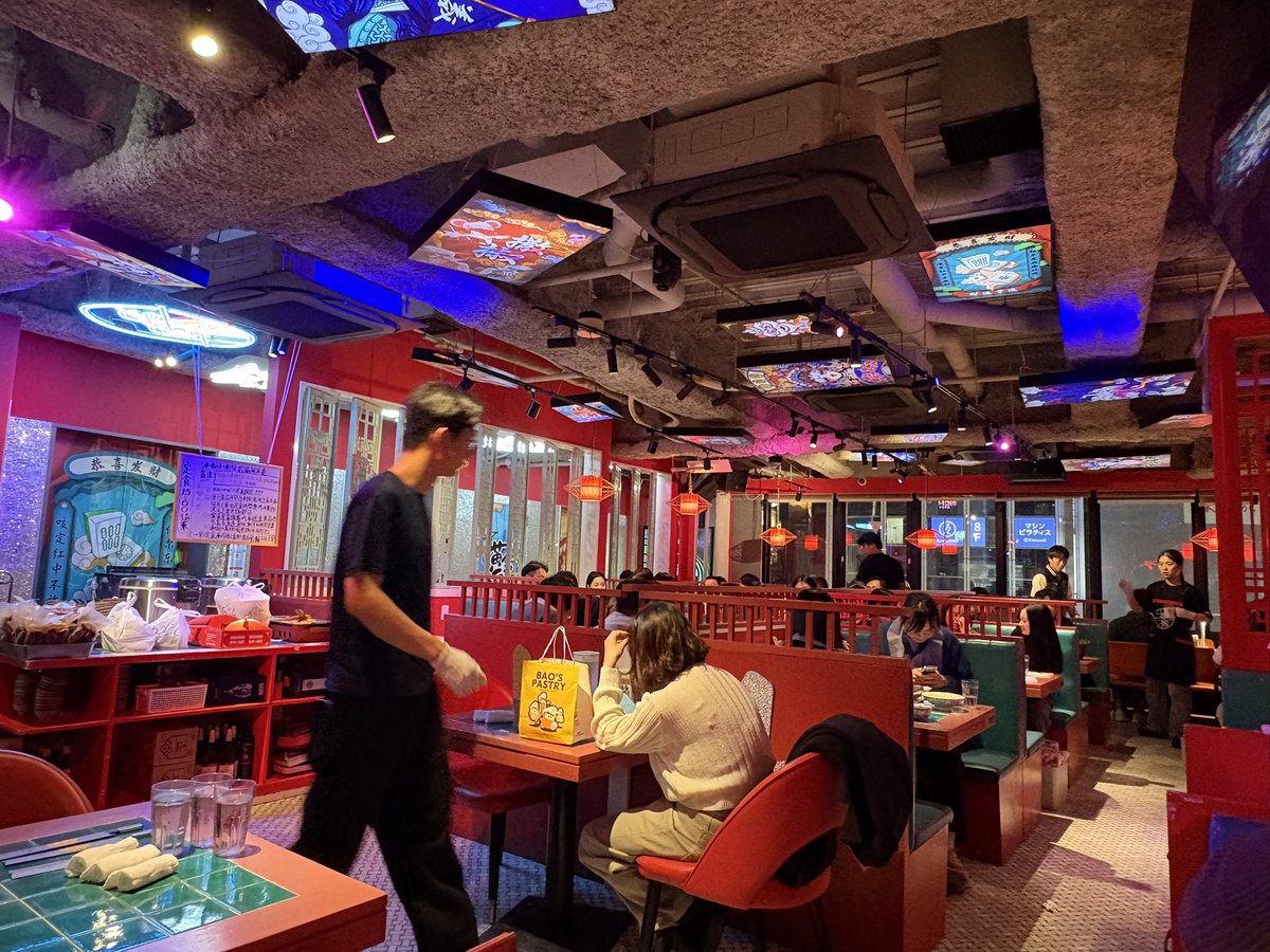 chatgei's tweet photo. 会社の中国人同僚4人と上野の撒椒小酒館へ。烤鱼は見た目は真っ赤ですが辛さ控えめで頼んだら全然辛くありませんでした。魚の下のじゃがいも、蓮根、エノキ、黒豆豆腐まで味しみしみでとても美味しかったです。ポーションが大きくて5人で分けるとかなりお得。食後はMy Songで中カラ。楽しい夜でした https://t.co/ibseJXgsZ2