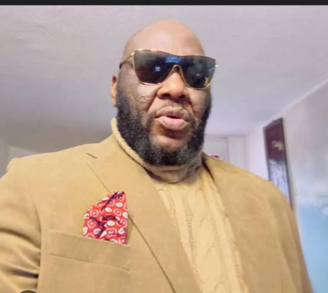 NdokutaG's tweet photo. Une enveloppe de 6 500 USD a été remise au communicateur Roger dit « le Combattant » par des personnes proches de l’ancien régime, notamment une femme influente, un Directeur à la Direction de la Paie de la République ainsi qu’un DG de la place, juste pour salir les autorités. https://t.co/5HQoTp7LSr
