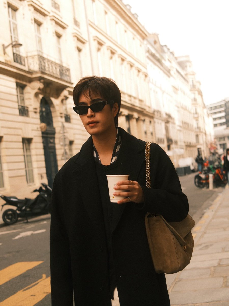 หล่อมาเลย! ส่งภาพ #เจมีไนน์นรวิชญ์ House Ambassador ในวันสบาย ๆ ที่ปารีส หลังเจ้าตัวบินลัดฟ้าเตรียมพร้อมเข้าร่วมชมโชว์คอลเลกชั่นใหม่ประจำฤดูใบไม้ร่วง/ฤดูหนาว 2026 ของ CHANEL ในวันที่ 10 มีนาคมนี้ตามเวลาไทย💚

GEMINI BOUND FOR CHANEL FW26

#CHANELXGEMINI 
#CHANELFallWinter