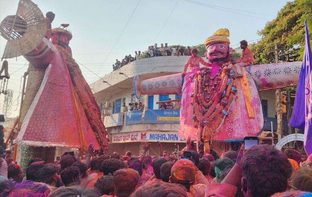 #Hubballi #Holi2026 Crowd soak in colours during the 5th day Holi Festival in the city. Meeting of two giants - the statues of Kamanna from Medar streets was a highlight <a href="/NewIndianXpress/">The New Indian Express</a> <a href="/XpressBengaluru/">TNIE Karnataka</a> <a href="/KannadaPrabha/">kannadaprabha</a> Photo #HemanthD