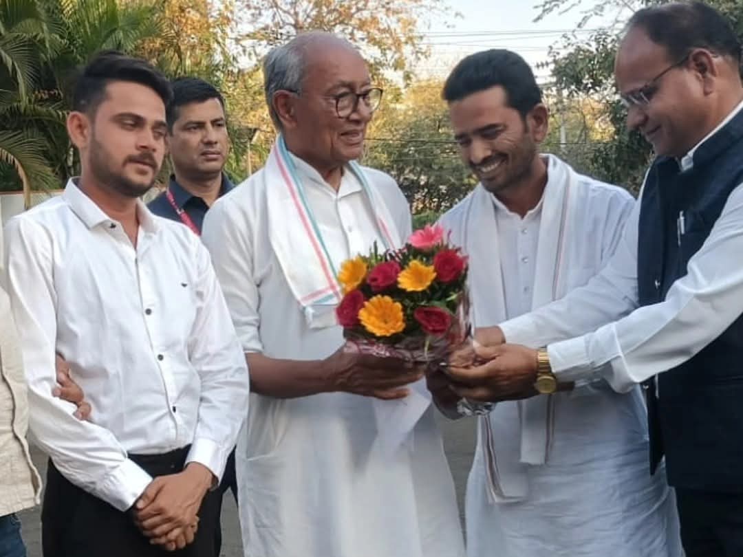 DSMeenaIND's tweet photo. आज आदरणीय राजा साहब श्री दिग्विजय सिंह जी पूर्व मुख्यमंत्री एवं राज्यसभा सांसद प्रेम पूर्ण भेंट।❤️🙏

@digvijaya_28 https://t.co/CBWJYF4TfT