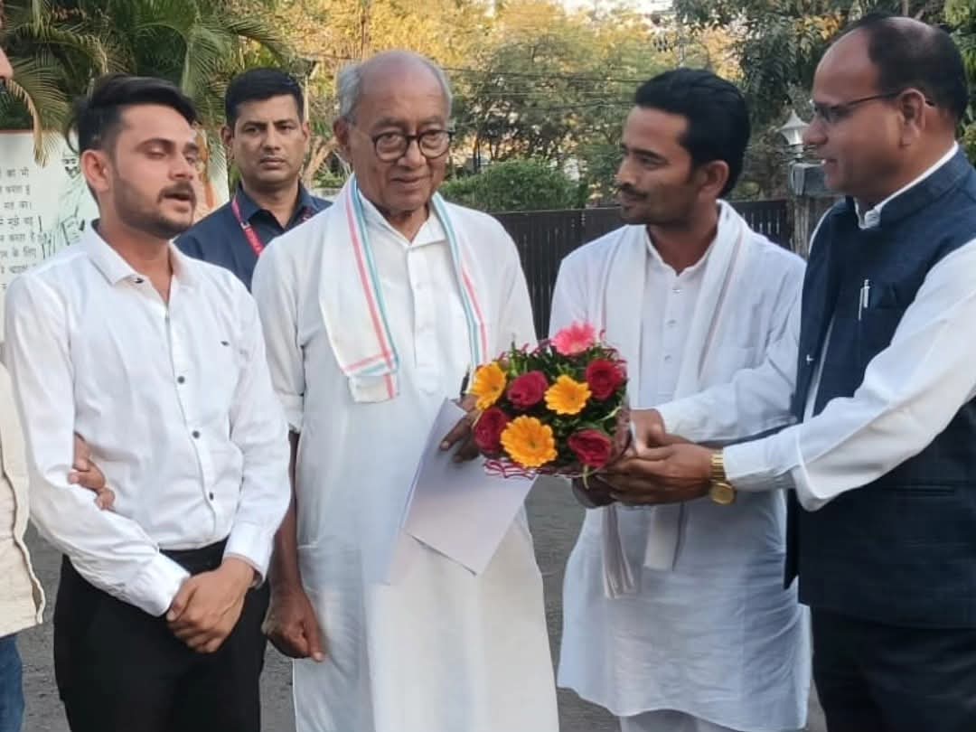DSMeenaIND's tweet photo. आज आदरणीय राजा साहब श्री दिग्विजय सिंह जी पूर्व मुख्यमंत्री एवं राज्यसभा सांसद प्रेम पूर्ण भेंट।❤️🙏

@digvijaya_28 https://t.co/CBWJYF4TfT