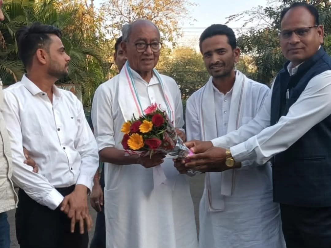 DSMeenaIND's tweet photo. आज आदरणीय राजा साहब श्री दिग्विजय सिंह जी पूर्व मुख्यमंत्री एवं राज्यसभा सांसद प्रेम पूर्ण भेंट।❤️🙏

@digvijaya_28 https://t.co/CBWJYF4TfT