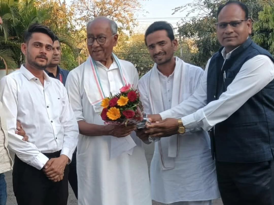 DSMeenaIND's tweet photo. आज आदरणीय राजा साहब श्री दिग्विजय सिंह जी पूर्व मुख्यमंत्री एवं राज्यसभा सांसद प्रेम पूर्ण भेंट।❤️🙏

@digvijaya_28 https://t.co/CBWJYF4TfT