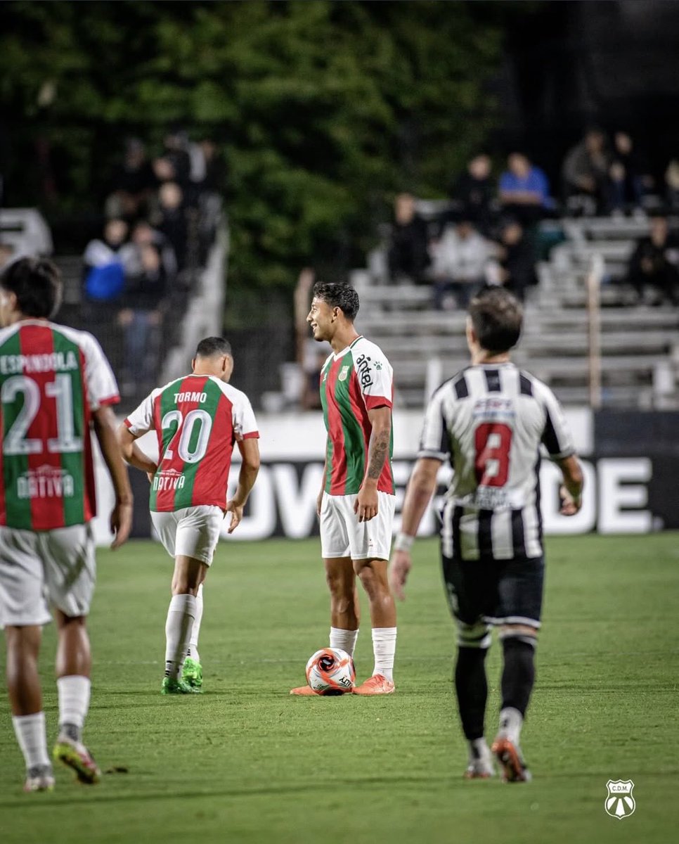 TalentRadarUY's tweet photo. Maximiliano González (21) 🆚 Montevideo Wanderers

Partido muy serio del mediocentro de Deportivo Maldonado. Desde su rol como el volante más posicional del equipo sostuvo el equilibrio en la mitad de la cancha y fue uno de los rendimientos más altos ante Wanderers. https://t.co/z8YV8nVpaS