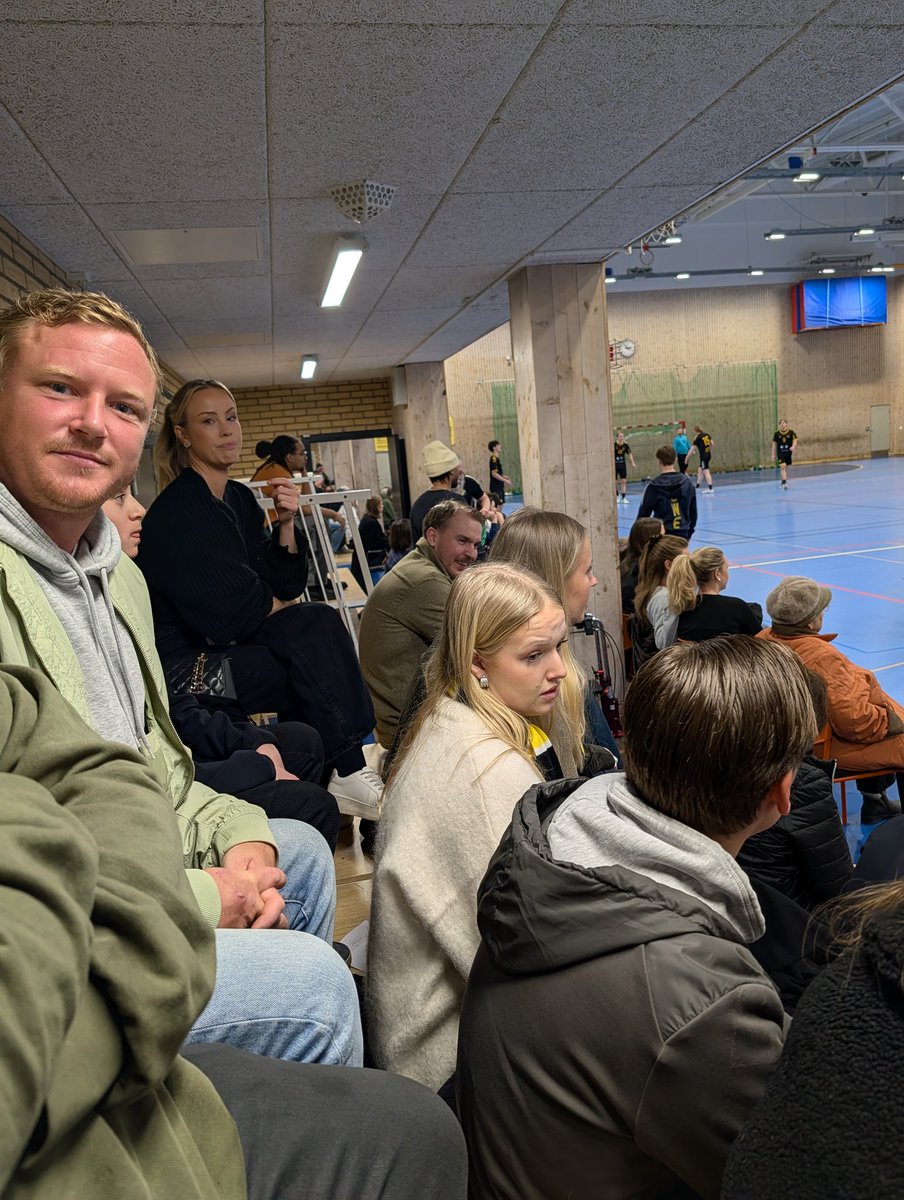 Fullsatta bortaläktare i Skanstullshallen när AIK möter Bolton i den viktiga division 2 östra i näst sista omgången.  IK Bolton leder tabellen med 1 poäng innan match.