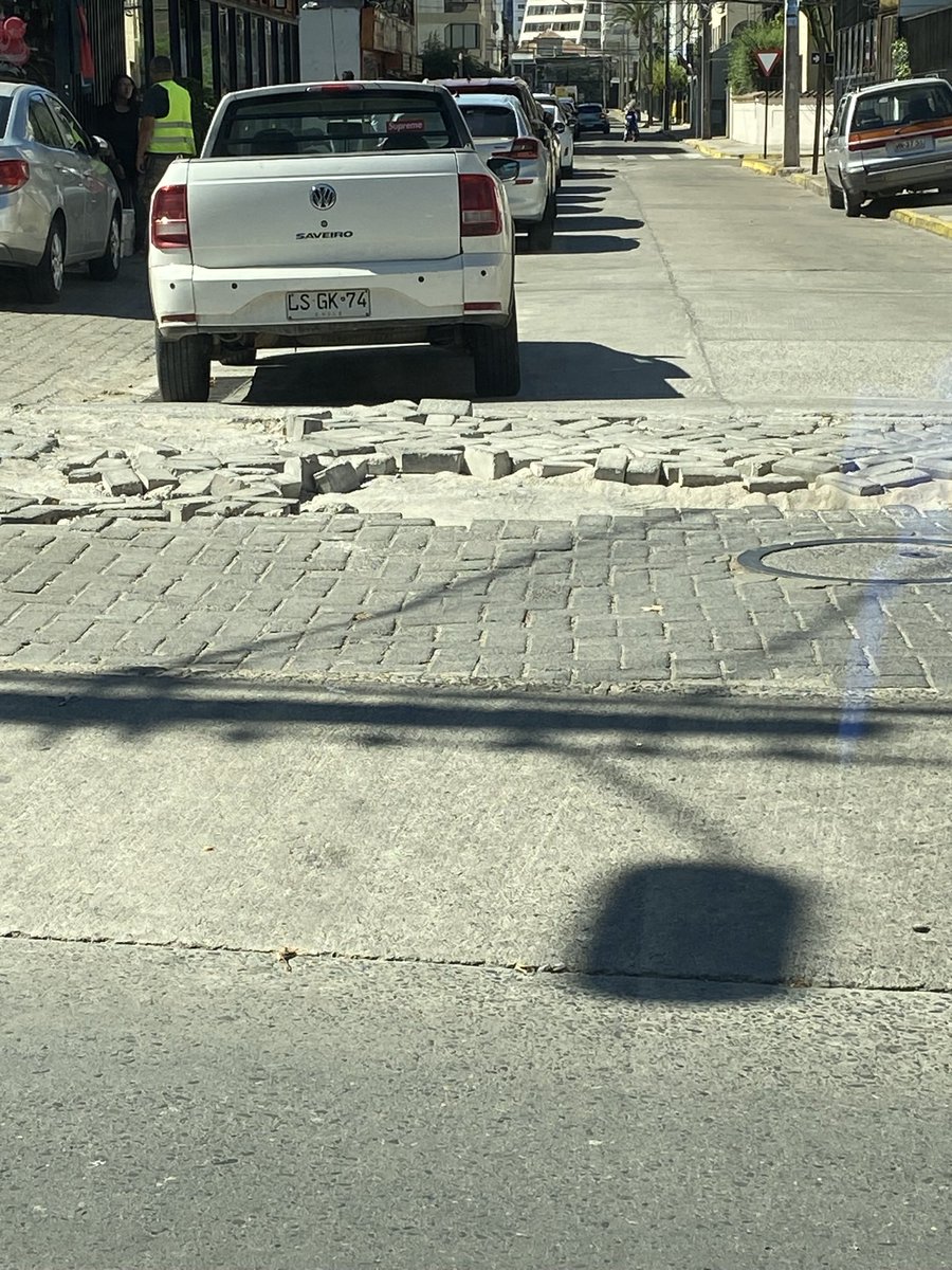 TeHagoLaPegaPo's tweet photo. Este cráter está en 1 norte con 5 y medio Poniente.

Lleva años amiguitos del municipio @vinadelmar. Póngale un poco de cariño cariño.

CC a @MacaRipa https://t.co/UNrgzbOTyW