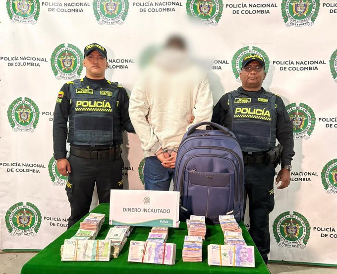 ATENTOS que la Policía de Bogotá capturó en la localidad de Santa Fe a un tipo que llevaba $631 millones de pesos en una maleta.

Habían visto alguna vez en la vida que un gobierno incautara tanto dinero previo a unas elecciones? NO, cierto? Saben por que? Porque así es como se
