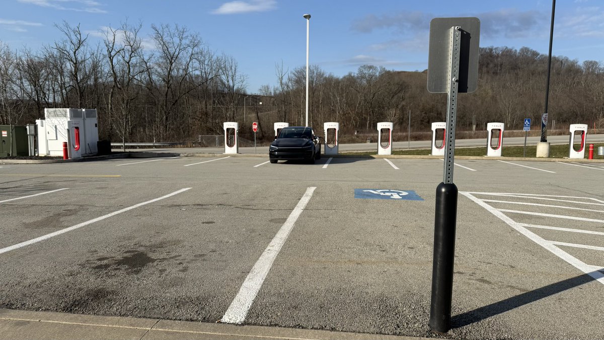 FSD did a lot right this morning except attempt to enter this parking lot where there were 2 very obvious Do Not Enter signs 🤨