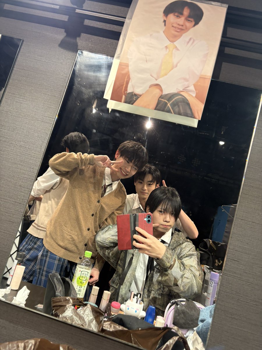 #舞台ハイライ
本日の2公演もありがとうございました！
みんなで終演後撮ったのと開演前に<a href="/rin_2006802/">山口凛</a> 君と加藤翔君と撮った写真です！
毎度毎度見にきていただけていること、拍手や笑っていただけていることに感謝しかありません。本当にありがとうございますい！
いよいよ9日で千秋楽！頑張ります！