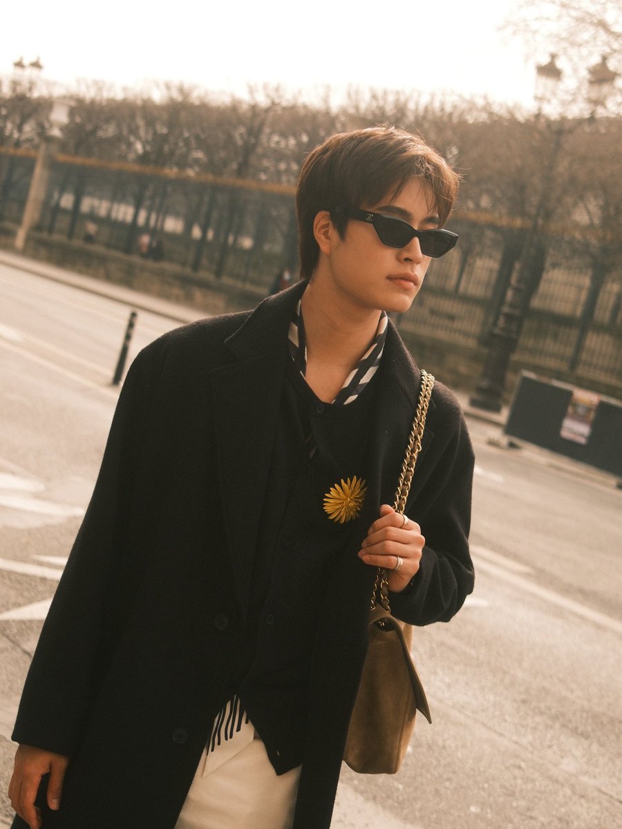 ศิลปินชาวไทยอย่าง เจมีไนน์ นรวิชญ์ Chanel Ambassador คนล่าสุดของไทย เดินทางถึงกรุงปารีส ประเทศฝรั่งเศสเรียบร้อย เตรียมพร้อมเข้าร่วมชมแฟชั่นโชว์คอลเลกชั่น Fall/Winter 2026/27 จาก CHANEL

#WWDThailand
#CHANELFallWinter
#CHANELShow #เจมีไนน์นรวิชญ์ 
#gemini