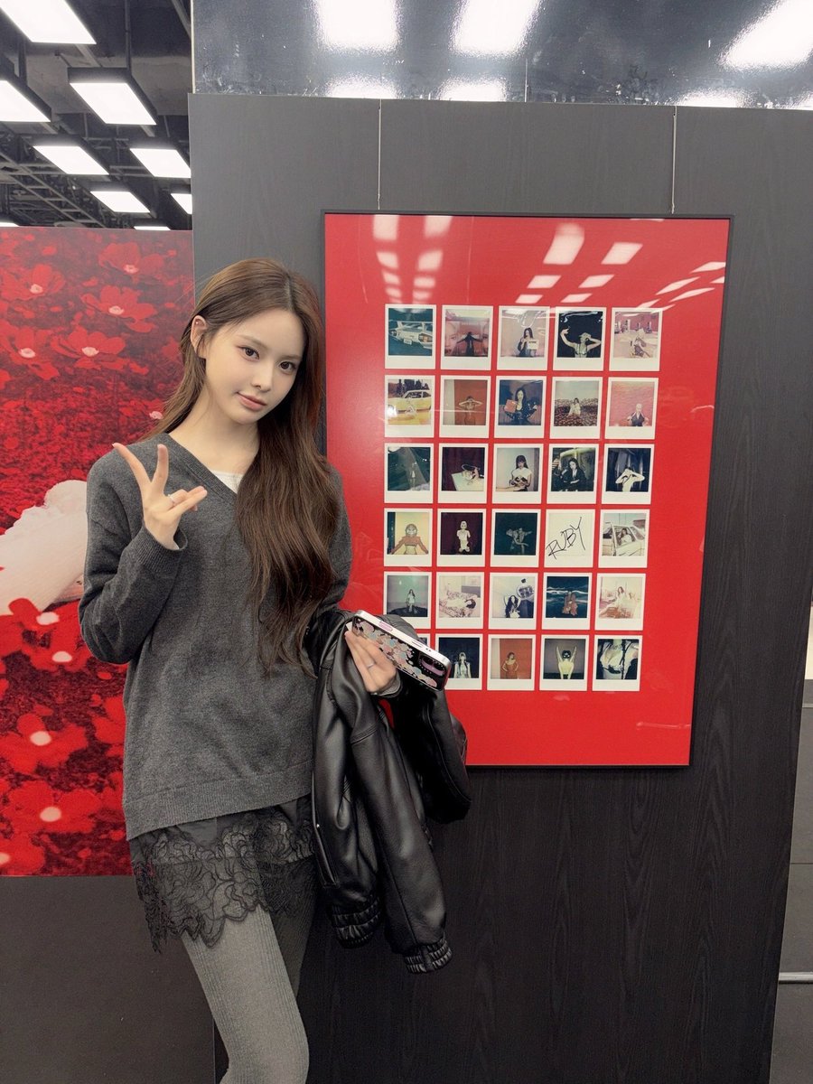 GENIUS9N's tweet photo. IZNA Jeemin visited Ruby 1st anniversary pop up in seoul, jeemin i hope you know how loved you are by all JENNIE fans 🥺🤍 https://t.co/2WePSVzWZZ