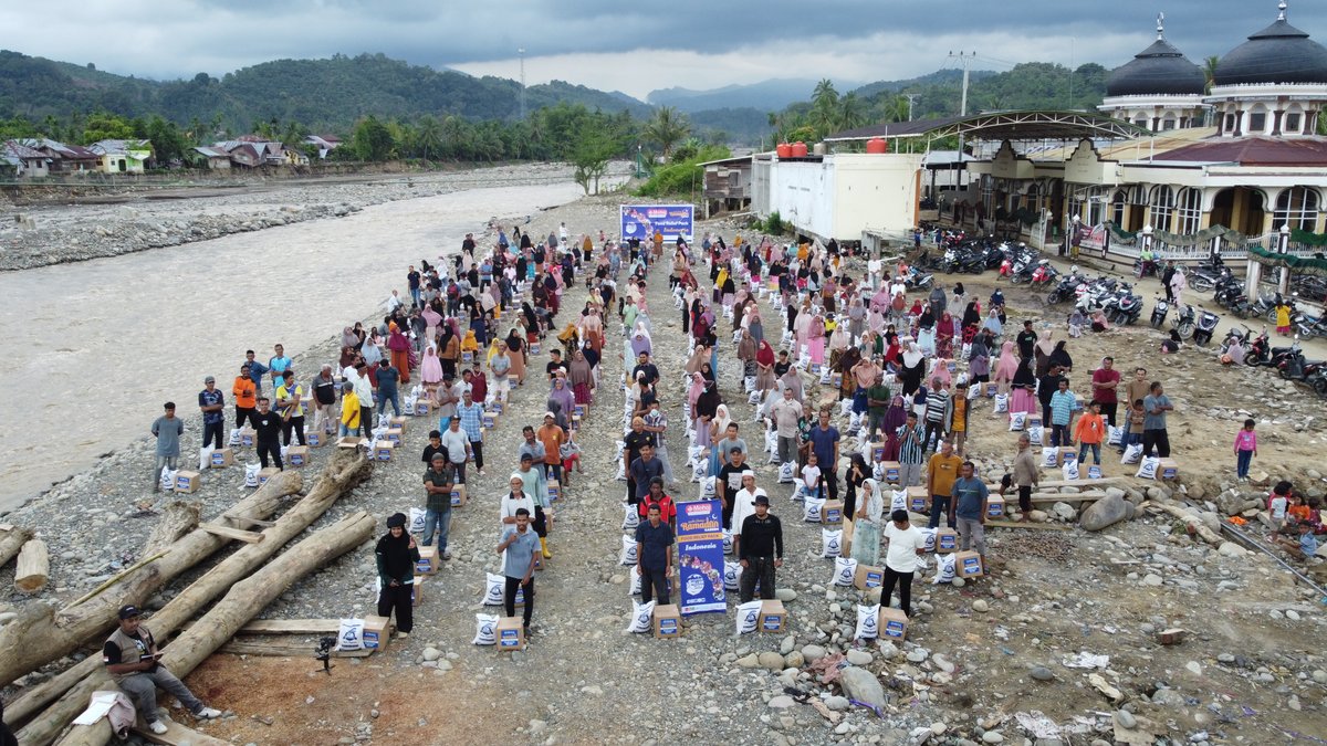minhajwelfare's tweet photo. 🍽️ Ramadan food packs distributed to families in need in Indonesia, helping them prepare Suhoor and Iftar with dignity.

✨ Donate your Zakat, Sadaqah, Fitrana &amp; Fidyah.

🔗 https://t.co/uNK9tMBEkn

#MWF #Indonesia #FoodRationPacks #Ramadan2026 #RamadanWithMWF #RamadanRelief https://t.co/yECDUXSKmE