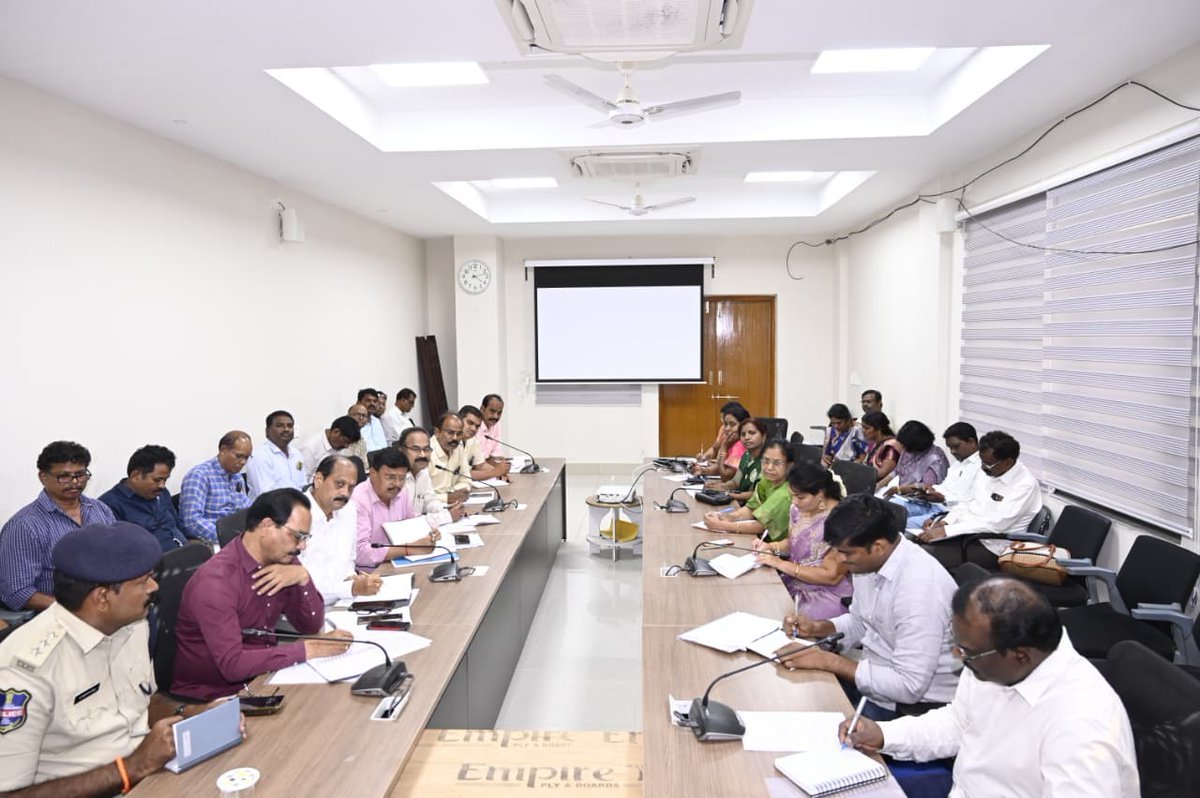 శనివారం జిల్లా కలెక్టరేట్ కాన్ఫరెన్స్ హాలులో అదనపు కలెక్టర్లు(స్థానిక సంస్థలు)లెనిన్ వత్సల్ టోప్పో,(రెవెన్యూ)కె.అనిల్ కుమార్,డిఈఓ,ఎస్సీ ఎస్టీ బీసీ మైనారిటీ సంక్షేమశాఖ అధికారులు,మండల విద్యాశాఖ అధికారులు,డిసిఓలతో కలిసి కలెక్టర్ విద్యాశాఖపై సమీక్షా సమావేశం నిర్వహించారు
<a href="/TelanganaCMO/">Telangana CMO</a>