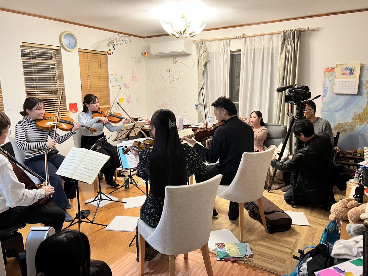 tarouemura's tweet photo. 3/13の門下コンサートの為の自宅でのリハーサルにテレビの取材が入りました。
演奏中やインタビューはわかるけれど、壁の落書きをどうやって放送するんでしょうか https://t.co/sgov5uGCHU