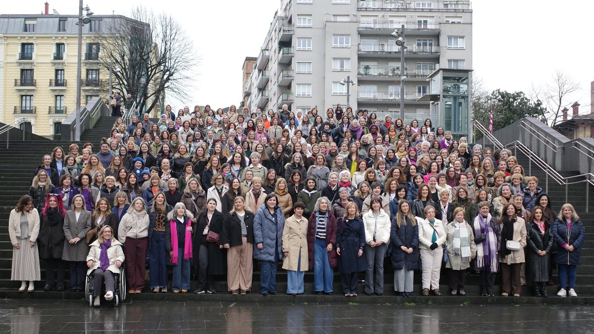 💜Emakumeon indarrak ez dauko mugarik! #Martxoak8 bezperan, emakume jeltzaleok gure #IndarInfinitua aldarrikau dogu Bilbon. Indarkeria matxista edo bardintasun-politiken beharra ukatzen dituen diskurtsoen aurrean, atzerapausorik ez!