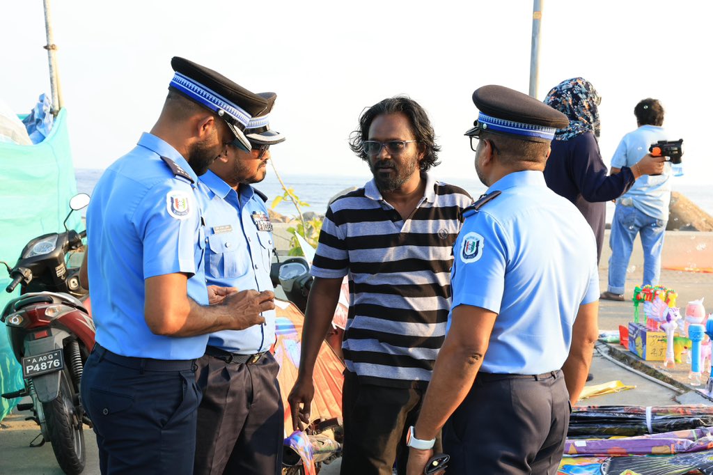 📸 ރާއްޖޭގެ އެކި ކަންކޮޅުތަކުގައި މިއަދު ކުރިއަށްދިޔަ "ވޯކް އެންޑް ޓޯކް" ހަރަކާތް. 

މި ހަރަކާތުގެ ތެރެއިން ގިނަ އަދަދެއްގެ ރައްޔިތުންނާ ބައްދަލުކޮށް، އެފަރާތްތަކުގެ ހިޔާލާއި މަޝްވަރާ ވަނީ ހޯދާފަ. 

މި ހަރަކާތުގައި މިނިސްޓަރ އޮފް ހޯމް ލޭންޑް ސެކިއުރިޓީ އެންޑް ޓެކްނޮލޮޖީ އަލީ