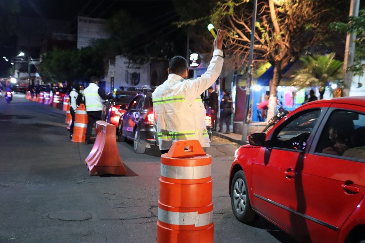 DiariodeMorelos's tweet photo. Regresa alcoholímetro a Cuernavaca; multas superan los 8 mil pesos

El operativo de alcoholímetro regresó a la capital morelense con multas que van de 6 mil 452 a 8 mil 211 pesos. La noche de este viernes, elementos de la policía municipal realizaron el primer punto de revisión sobre la avenida Morelos, a la altura de la parroquia de San José El Calvario.

📷: Salvador Rosas | DDM