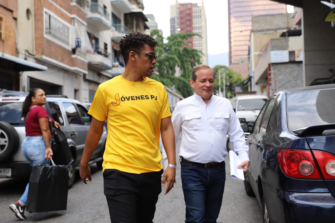 Iba caminando por el centro de Caracas y me encontré con el llamado Tequereitor.

Reconciliación pero con la verdad por delante ✅

Ft. <a href="/JuanPGuanipa/">Juan Pablo Guanipa</a> - <a href="/Pr1meroJusticia/">Primero Justicia</a>