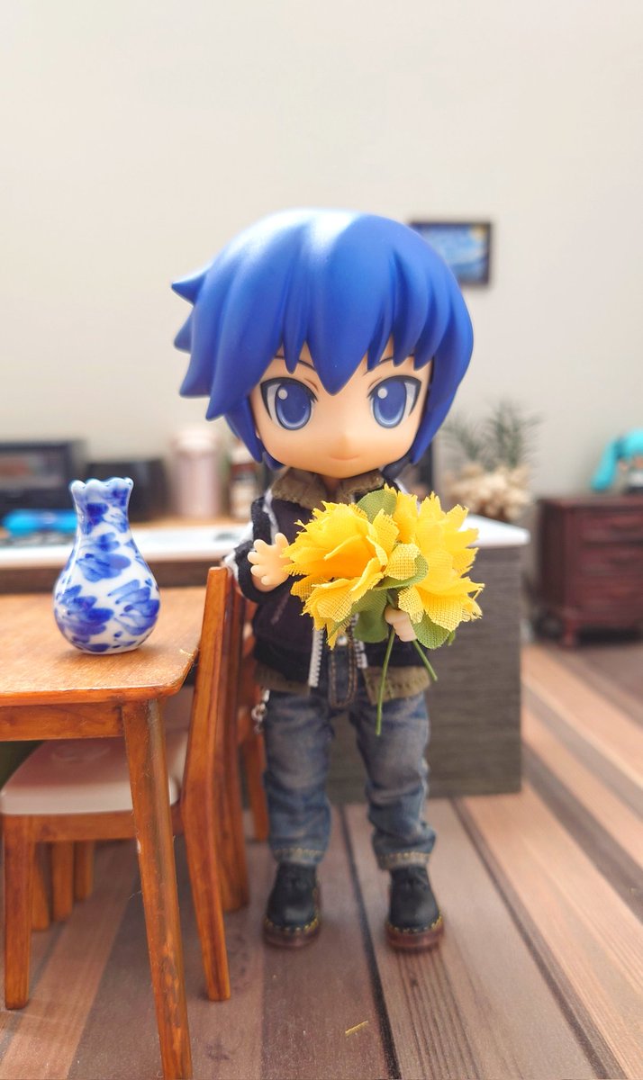 #深夜のねんどろ撮影６０分一本勝負
3/7【きいろ】

黄色とか明るい色の花は華やかで良いですね、という兄さん