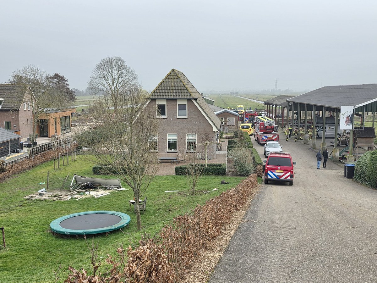 Auto raakt van dijk en eindigt in sloot in Gouderak