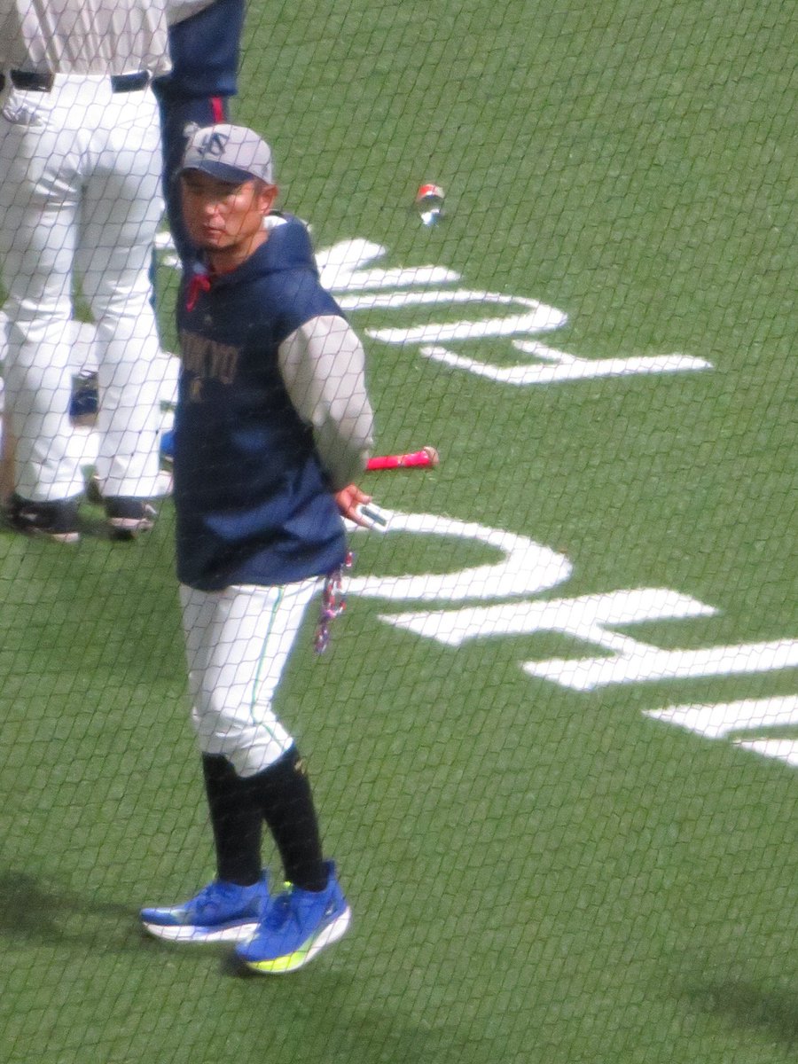 219tt7's tweet photo. ずーっと楽しみにしてた3月5日があっという間に終わってしまった。。
子連れゆえに天井席をとったため、坪井さんの視界に入ることはできず。。

画像は、私の姿を必死に探している坪井コーチです(違う) https://t.co/GYAHNREj8H