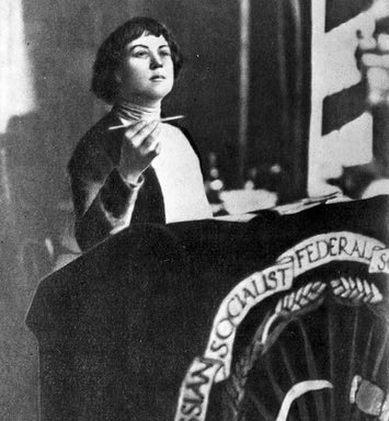 ¿Cual es el objetivo de las
feministas burguesas? Conseguir las mismas ventajas, el mismo poder, los mismos derechos en la sociedad capitalista que poseen ahora sus maridos, padres y hermanos. ¿Cuál es el objetivo de las obreras socialistas? Abolir todo tipo de privilegios +
