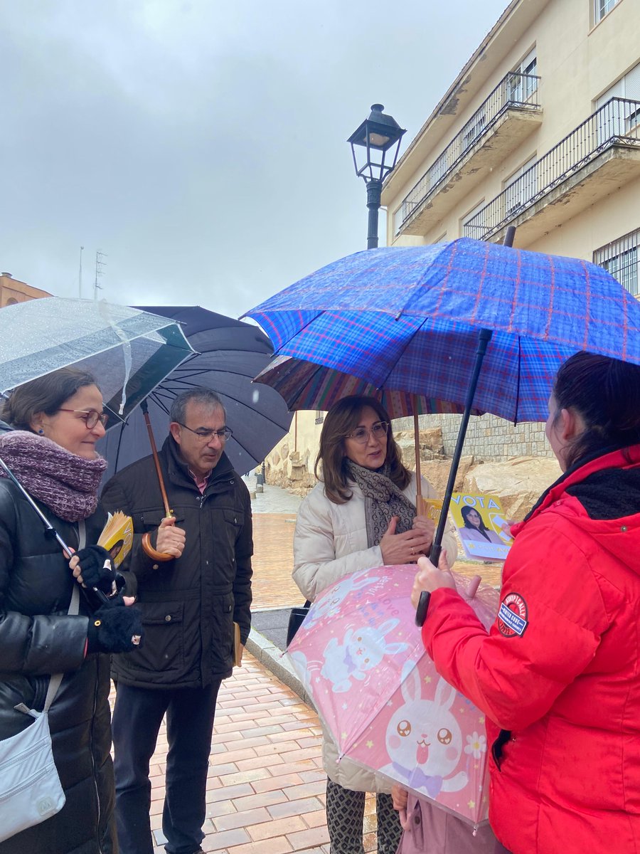 poravilaes's tweet photo. 15M 🗳💛 Mañana de #sábado escuchando a los vecinos de #Ávila con la n⁰ 2 de la candidatura de Por Ávila, Pilar Muñoyerro, que encabeza Pedro Pascual.

Comunicaciones, sanidad, despoblación... temas sobre los que hemos intercambiado puntos de vista y coincidimos:
#AvilaMereceMás https://t.co/jHzFkMVkfe