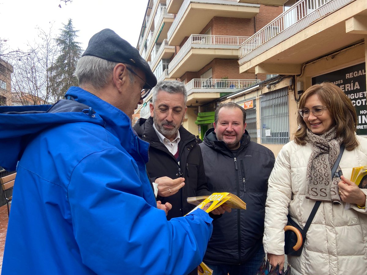 poravilaes's tweet photo. 15M 🗳💛 Mañana de #sábado escuchando a los vecinos de #Ávila con la n⁰ 2 de la candidatura de Por Ávila, Pilar Muñoyerro, que encabeza Pedro Pascual.

Comunicaciones, sanidad, despoblación... temas sobre los que hemos intercambiado puntos de vista y coincidimos:
#AvilaMereceMás https://t.co/jHzFkMVkfe