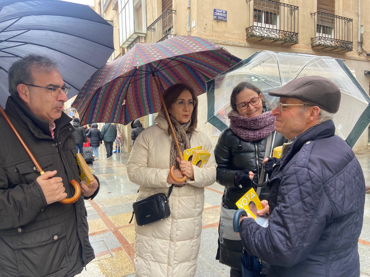 poravilaes's tweet photo. 15M 🗳💛 Mañana de #sábado escuchando a los vecinos de #Ávila con la n⁰ 2 de la candidatura de Por Ávila, Pilar Muñoyerro, que encabeza Pedro Pascual.

Comunicaciones, sanidad, despoblación... temas sobre los que hemos intercambiado puntos de vista y coincidimos:
#AvilaMereceMás https://t.co/jHzFkMVkfe