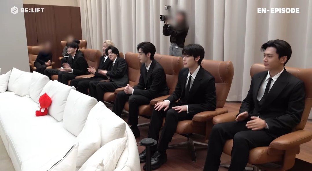 gukelabuu's tweet photo. somebody tell jake that his short self didn't need to leaned all the way to heeseung like that https://t.co/rjuVOo42z4