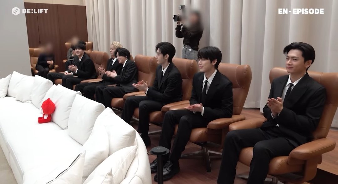 gukelabuu's tweet photo. somebody tell jake that his short self didn't need to leaned all the way to heeseung like that https://t.co/rjuVOo42z4