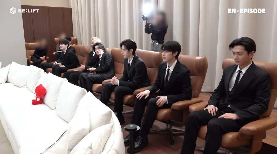 gukelabuu's tweet photo. somebody tell jake that his short self didn't need to leaned all the way to heeseung like that https://t.co/rjuVOo42z4