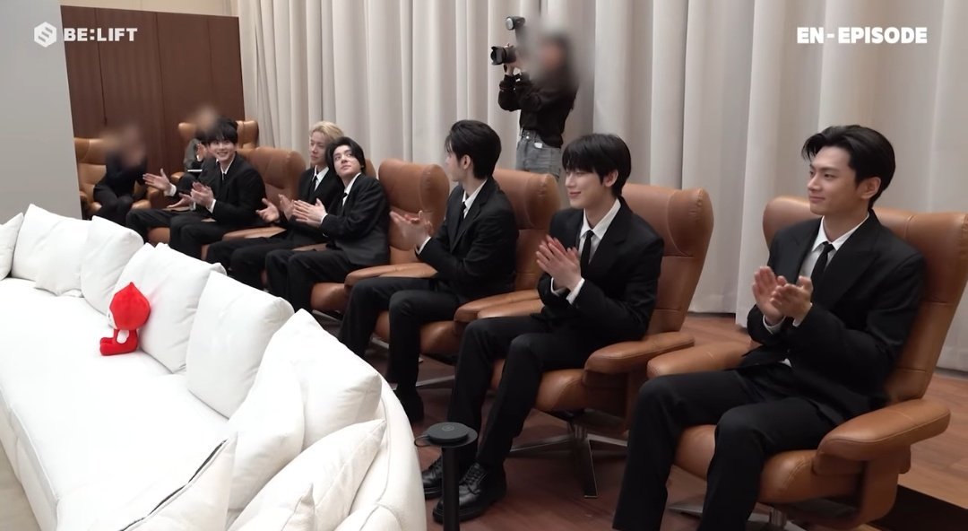 somebody tell jake that his short self didn't need to leaned all the way to heeseung like that