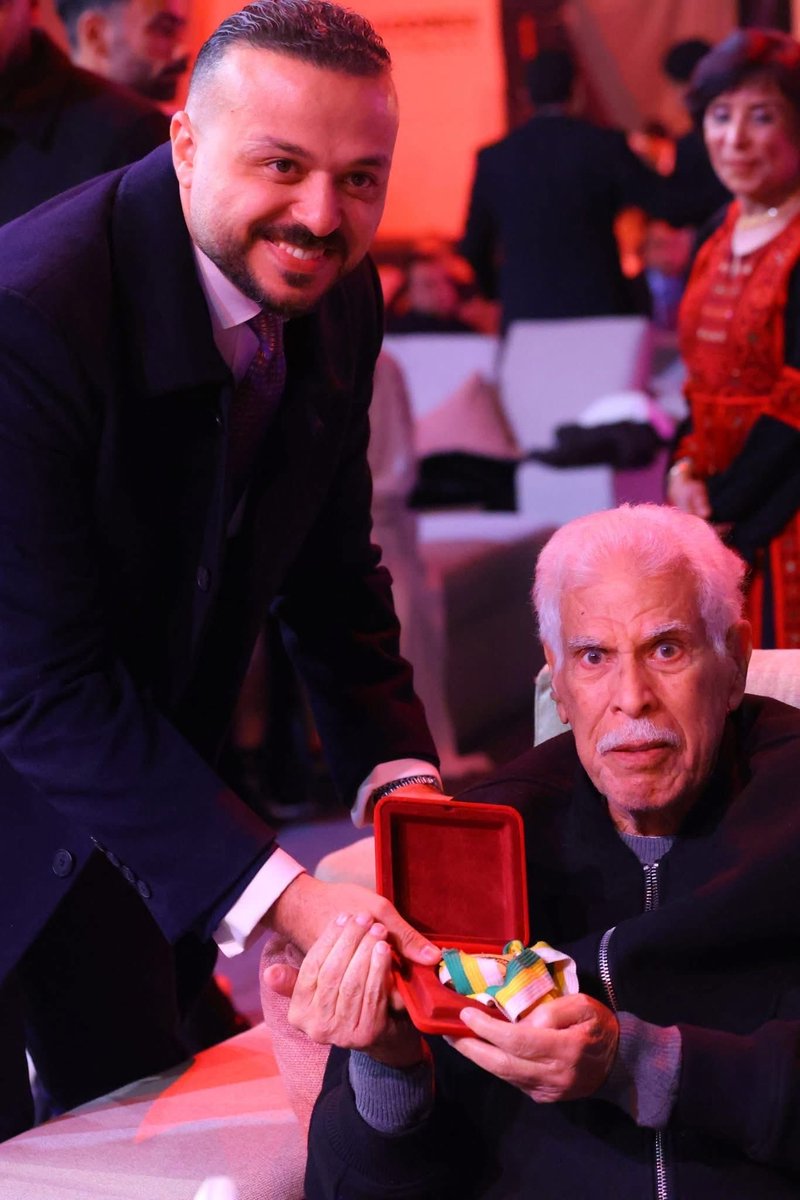 ahmed7baset's tweet photo. امبارح الأهلى دشن مؤسسة النادي الأهلي للتنمية المجتمعية،  وكابتن حسن شحاته اتبرع بميداليه ذهبية من ميدالياته الـ 3 في كأس الأمم، واتعمل عليها مزاد واتباعت بـ 700 ألف جنيها واللي اشتراها محمدالجارحي والتبرع ده بيدخل المؤسسة. https://t.co/hT0NZ07yn8